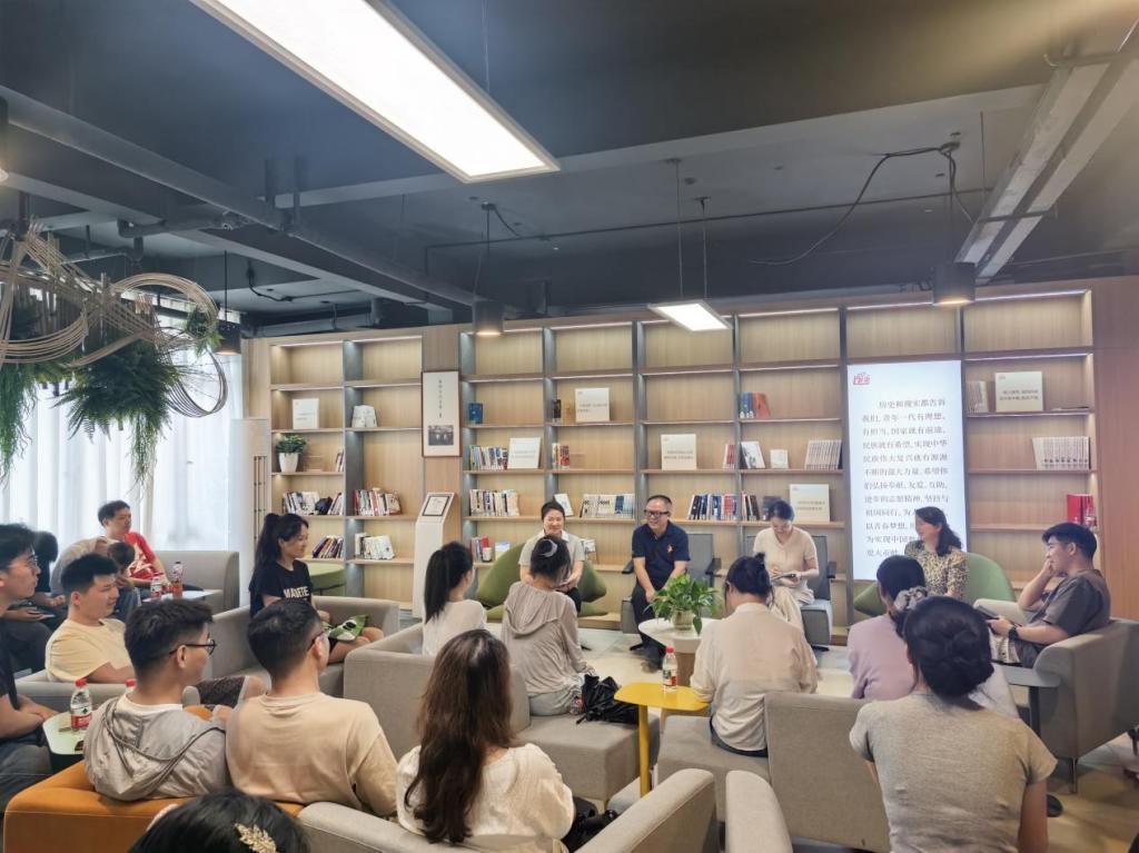 与硕博士研究生代表围坐一堂